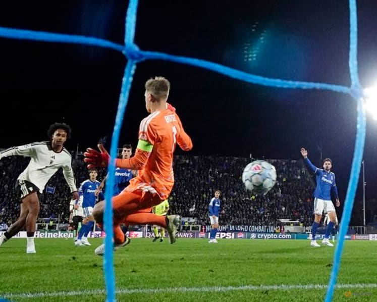 Paz dazzles as Como thrash Manchester United 4-1
