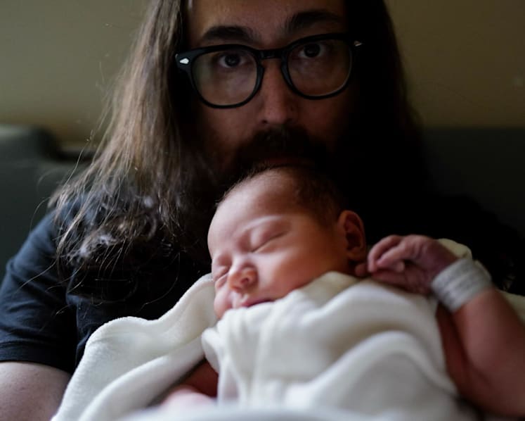 Kenalan dengan Aurelius, cucu pertama John Lennon dan Yoko Ono yang baru lahir