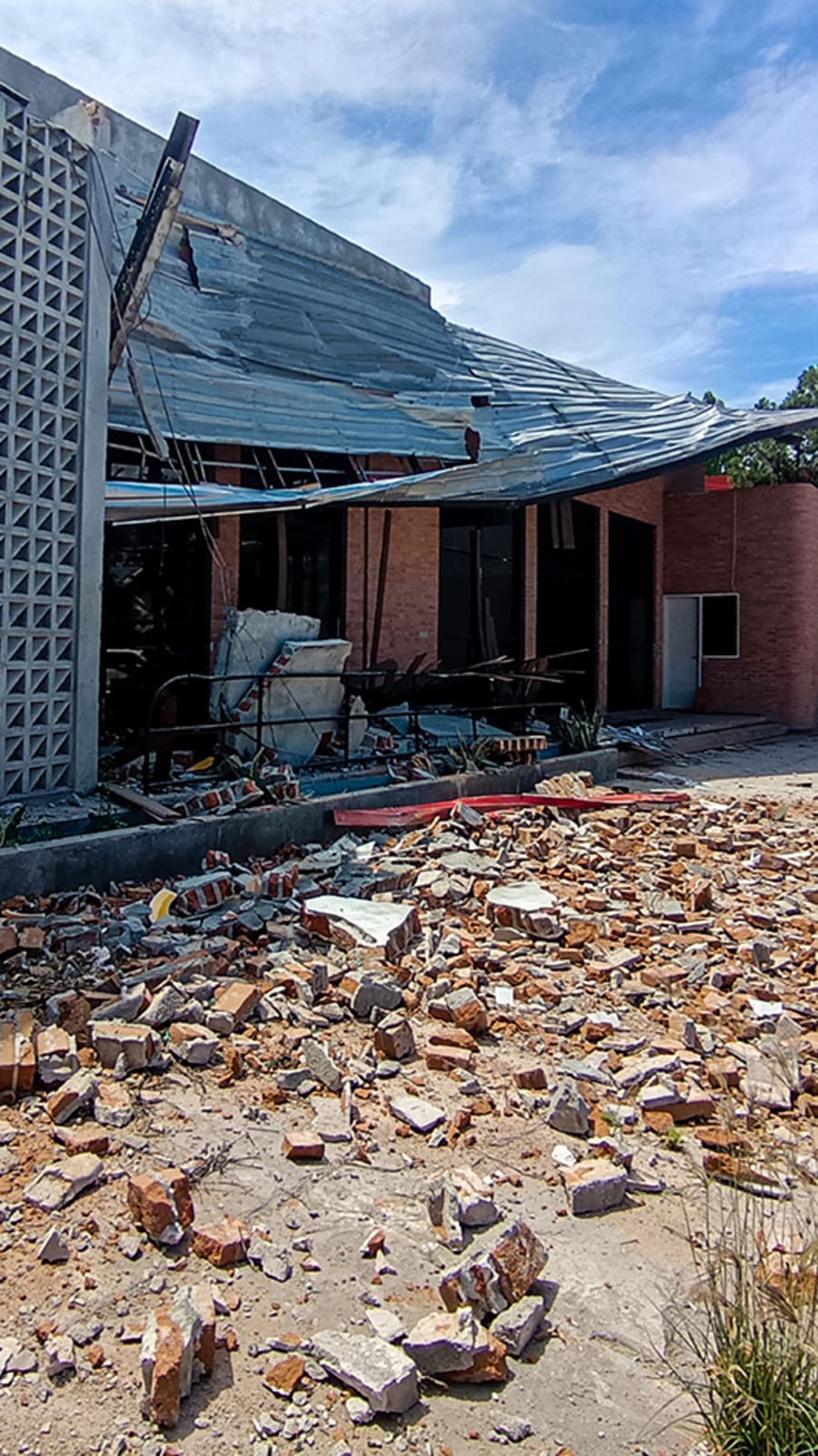 6.7 magnitude earthquake shakes part of Indonesia, causing scattered damage