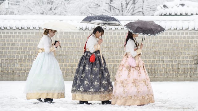 韩国降大雪致至少五人丧命 航班和交通服务大规模受影响