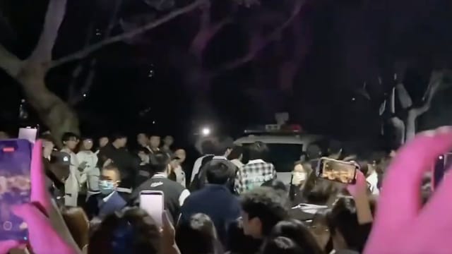 中国男生赚钱宠女友却被“戴绿帽” 校内起争执全校围观