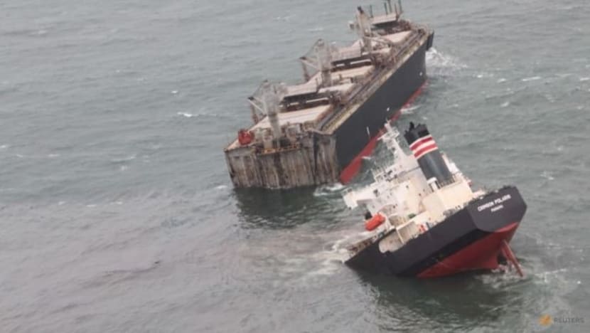 Kapal berdaftar di Panama terkandas, terbelah dua di utara Jepun