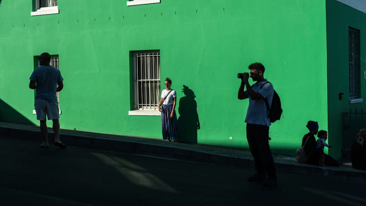 Khu vực Bo-Kaap của Cape Town là điểm đến du lịch nổi tiếng, nơi một số ngôi nhà đã được người nước ngoài mua và một số khác được chuyển thành nhà cho thuê nghỉ dưỡng (Ảnh: The New York Times/Joao Silva)
