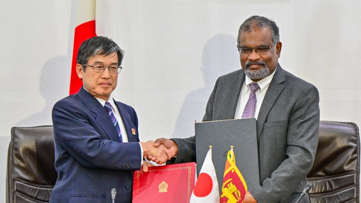 Sri Lanka signs .5 billion debt deal with Japan Sri Lanka signs .5 billion debt deal with Japan