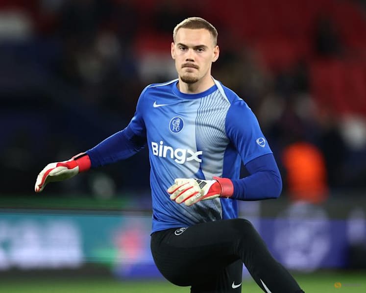 Chelsea manager Rosenior keeps faith in keepers, James extends contract