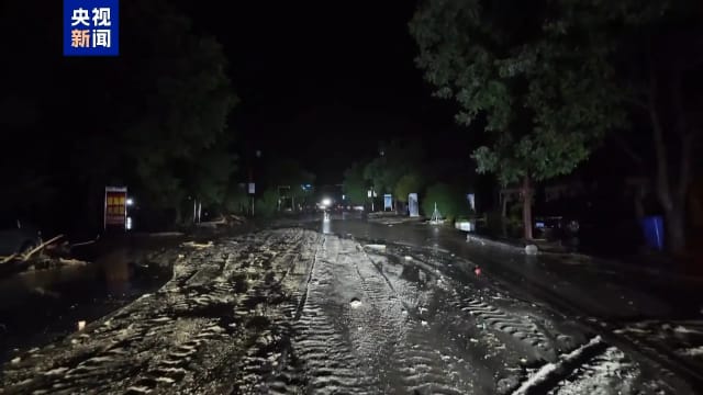 中国甘肃强降雨引发山洪 4000人受困