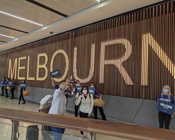 More than 300 passengers from Singapore land in Melbourne and Sydney via the first quarantine-free flights