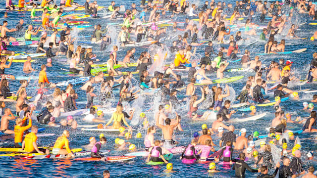 上千人聚集在邦迪海滩 悼念恐袭遇害者