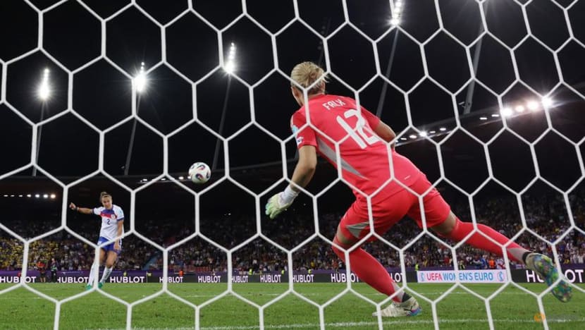 Bronze and grit help England beat Sweden