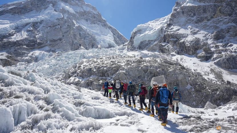 Glacier block delays route-setting on Everest
