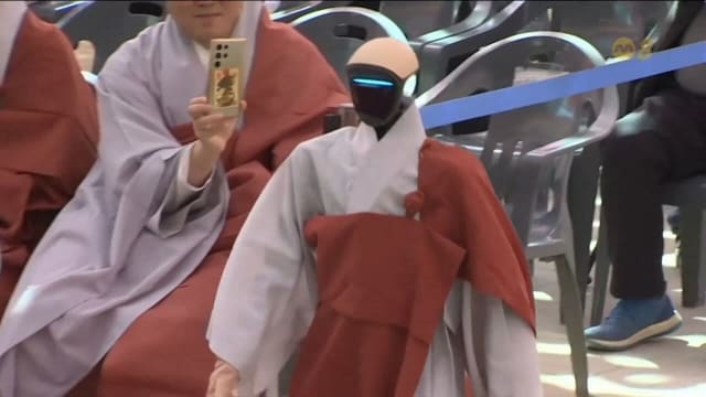 韩国史上首个人形机器人僧侣  佛寺特殊受戒仪式  
