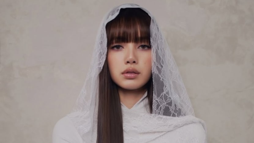 Bak pakai hijab, Lisa BLACKPINK pamerkan koleksi fashion rancangannya sendiri