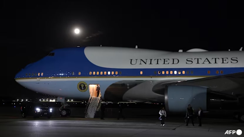 Beberapa orang jatuh sakit di pangkalan Air Force One setelah buka bungkusan mencurigakan 