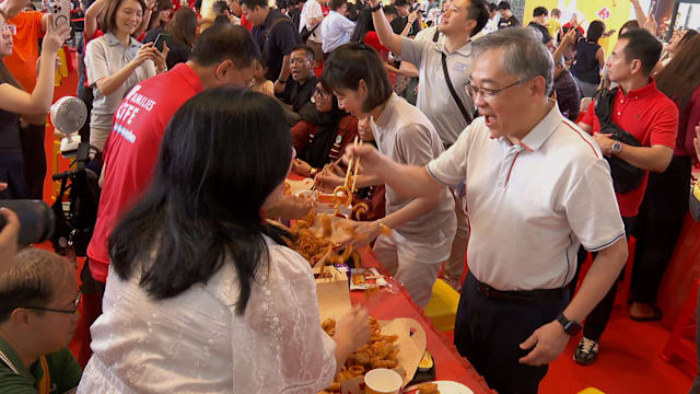 逾200人参与号称规模最大的社区“捞鱼生”活动