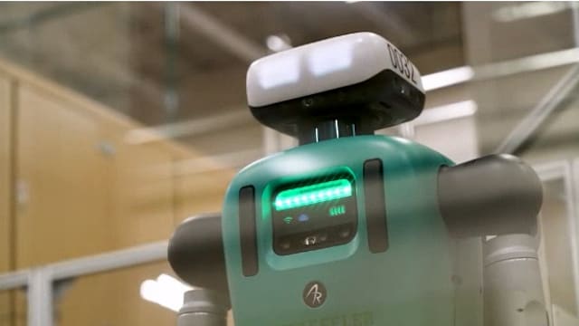 人形机器人走进美国小镇工厂 替代人工搬运工作