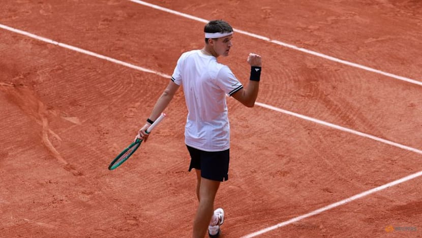 Resolute Zverev reels in Mensik to return to French Open final