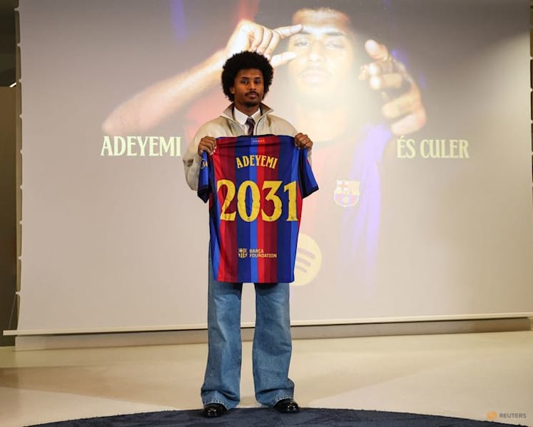 Barcelona sign pacy winger Adeyemi from Dortmund