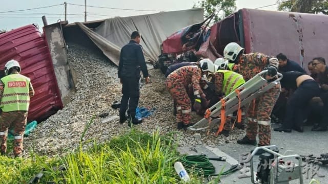 马国警方联邦后备队罗厘与载石罗厘相撞  罗厘侧翻十人死亡