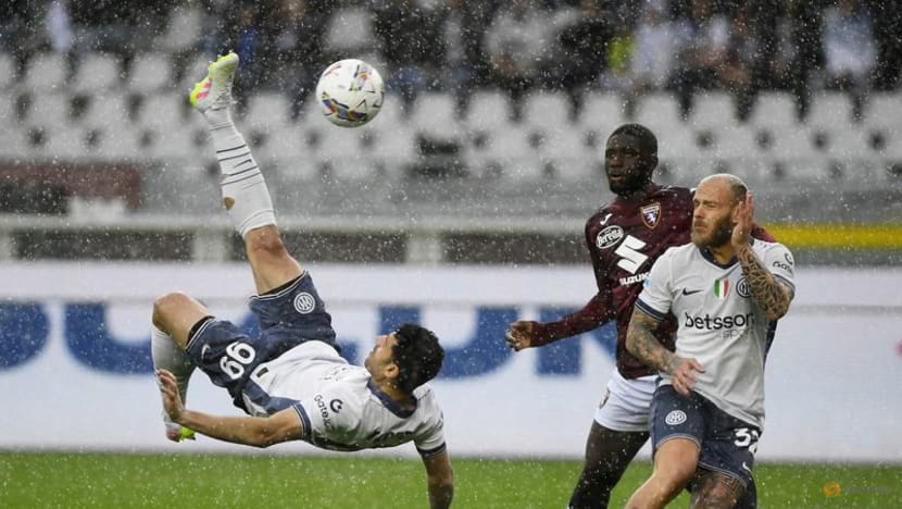 Inter overcome Torino to keep pressure on Napoli