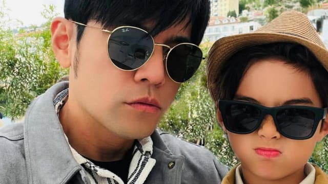 周杰伦儿子清楚正脸照曝光！父子俩戴墨镜比帅气