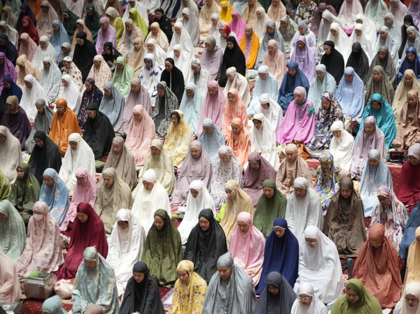 Divided opinion in Indonesia after Jokowi bans senior officials from staging events to break fast