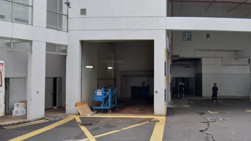 Pekerja pembersihan maut dilanggar lori di pusat beli-belah Hougang 1