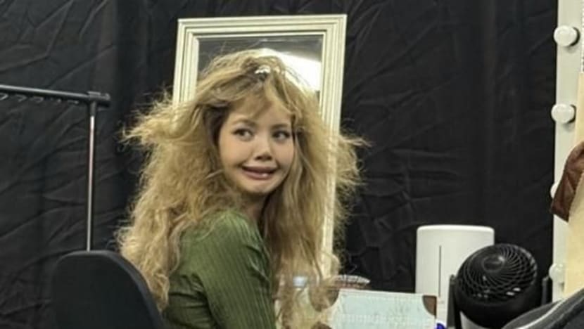 Gemas! Lisa BLACKPINK tak jaim pamer foto rambut awut-awutan di balik panggung