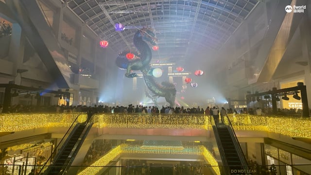 龙年装饰亮灯仪式点亮滨海湾金沙  公众：非常壮观