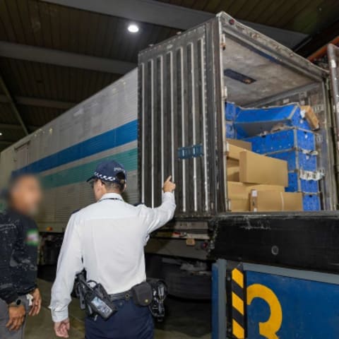六个机构联合执法 追缴外国车辆拖欠罚款近64万元