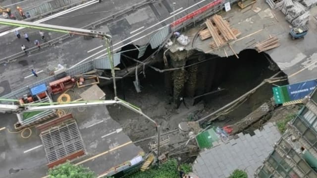 成都在建地铁工地地面坍塌