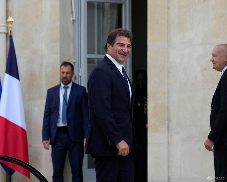 Macron holds post-election talks with French party leaders