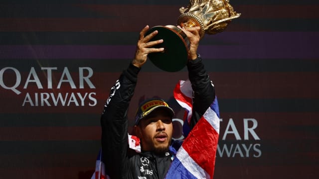 史上首位！F1英国站：哈密尔顿九次夺冠喜极而泣