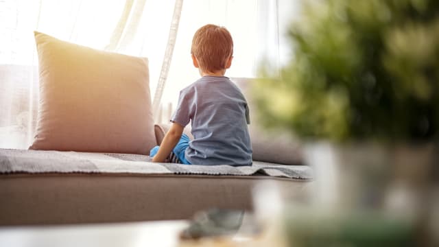 三岁英国男童频提陌生男子 母亲一查竟是美国老兵