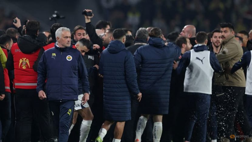 Mourinho grabs Galatasaray manager's nose after Fenerbahce defeat in Istanbul derby
