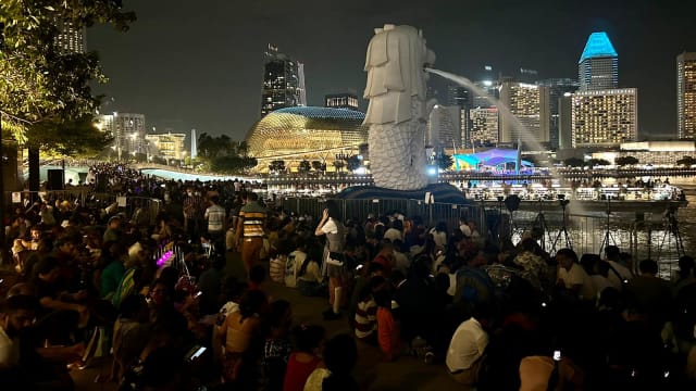 人潮已经消退 鱼尾狮公园重新开放