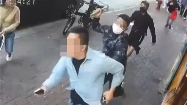 港男疑遭黑帮当街寻仇 铁锤狂砸恐永久伤残
