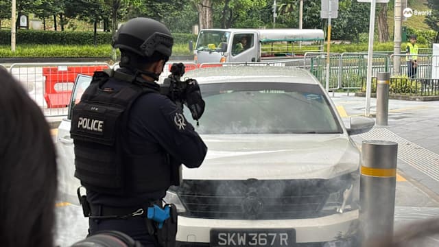 警察部队26日在市中心举行演习 期间将使用空弹