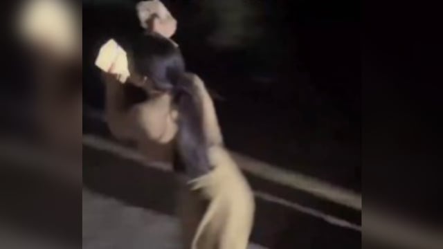 在景区插队被阻 深圳女子拿石头砸人
