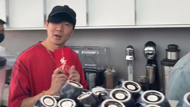 大年初四，林俊杰亲临Miracle Coffee给员工派红包了！