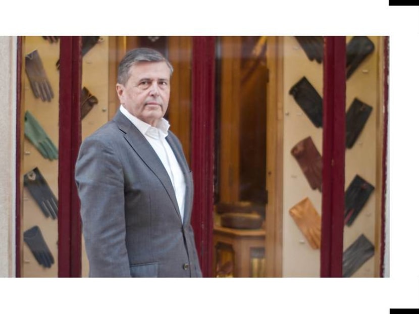 Hands-on at the last glove shop standing in Lisbon &ndash; and also the tiniest