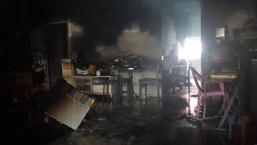 Wanita tua dirawat di hospital selepas flat di Tampines terbakar