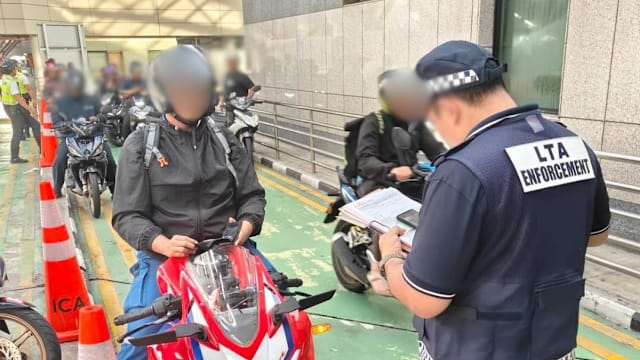 多部门联合执法取缔违规摩托骑士 14人涉无照驾驶被查