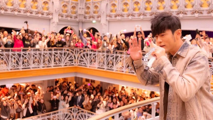 Jay Chou Fans Fill Up 7 Floors Of Paris Department Store Just To Catch A Glimpse Of Him Jay Chou Fans Fill Up 7 Floors Of Paris Department Store Just To Catch A Glimpse Of Him