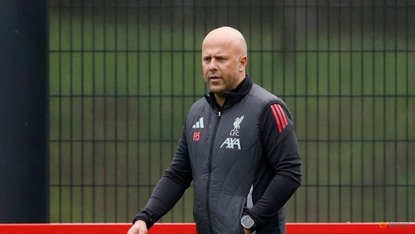 Howe dismisses Slot's 'smaller club' jibe as Newcastle move on from Isak saga