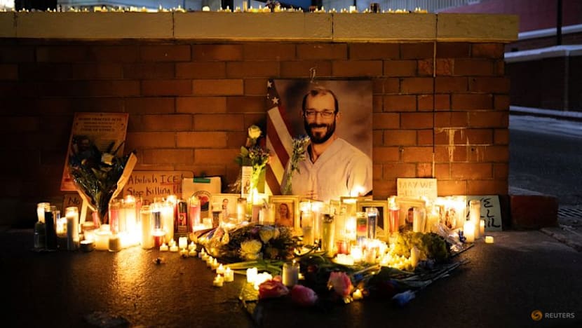 FBI begins civil rights probe into Alex Pretti shooting, official says