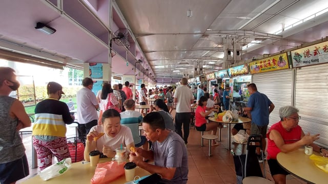 未完成疫苗接种却在小贩中心堂食 六人将被罚款