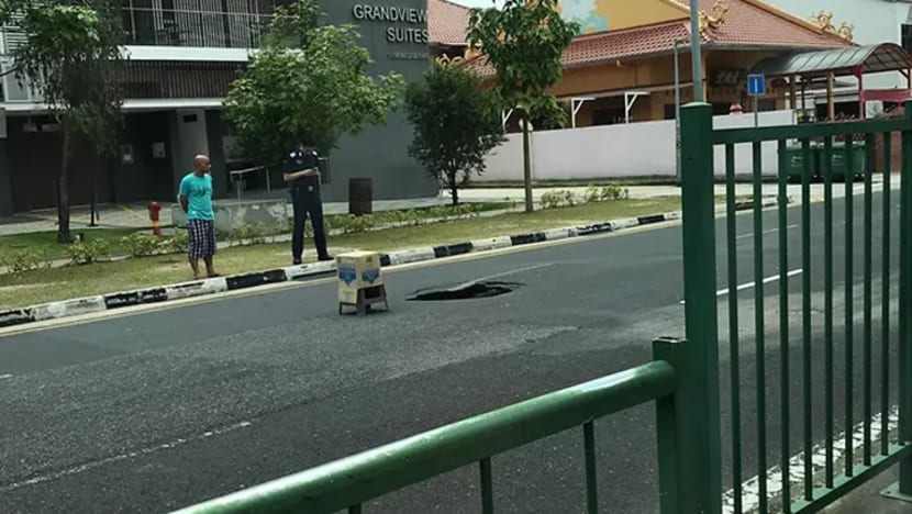 Lubang di jalan raya Geylang sebabkan lorong ditutup Lubang di jalan raya Geylang sebabkan lorong ditutup