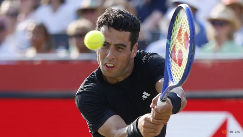 Alcaraz overcomes Munar marathon to reach Queen's quarters