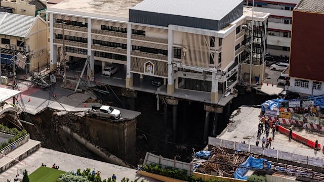 形成巨坑 泰国曼谷市区一座医院前方公路塌陷