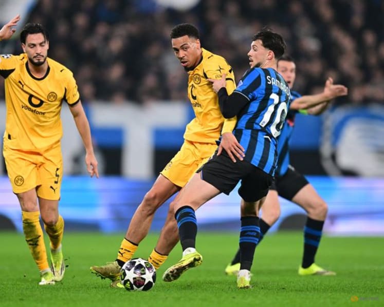 Last-gasp penalty sends Atalanta past Dortmund and into last 16